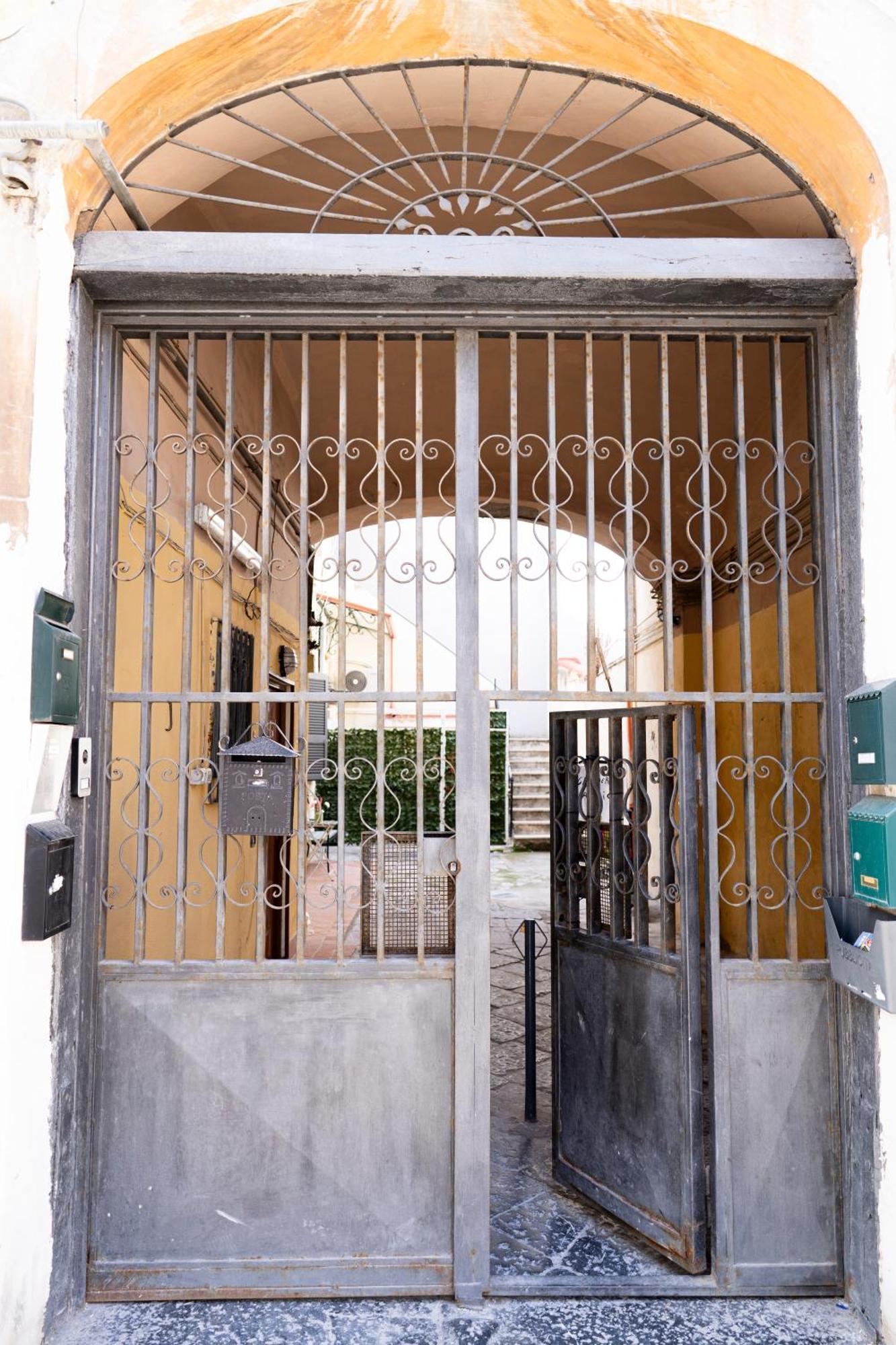 Beb Da Basso Experience Napoli Toledo, Pompeii, Ercolano And Vesuvio サン・ジョルジョ・ア・クレマーノ エクステリア 写真
